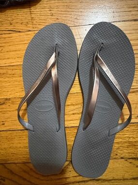 Havaianas Slim Flip Flops in Charcoal with Metallic Bronze Straps